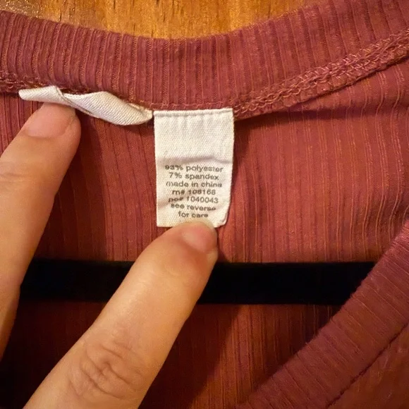 Tilly’s XXS V-Neck Ribbed Mauve Crop Top - Picture 3 of 4